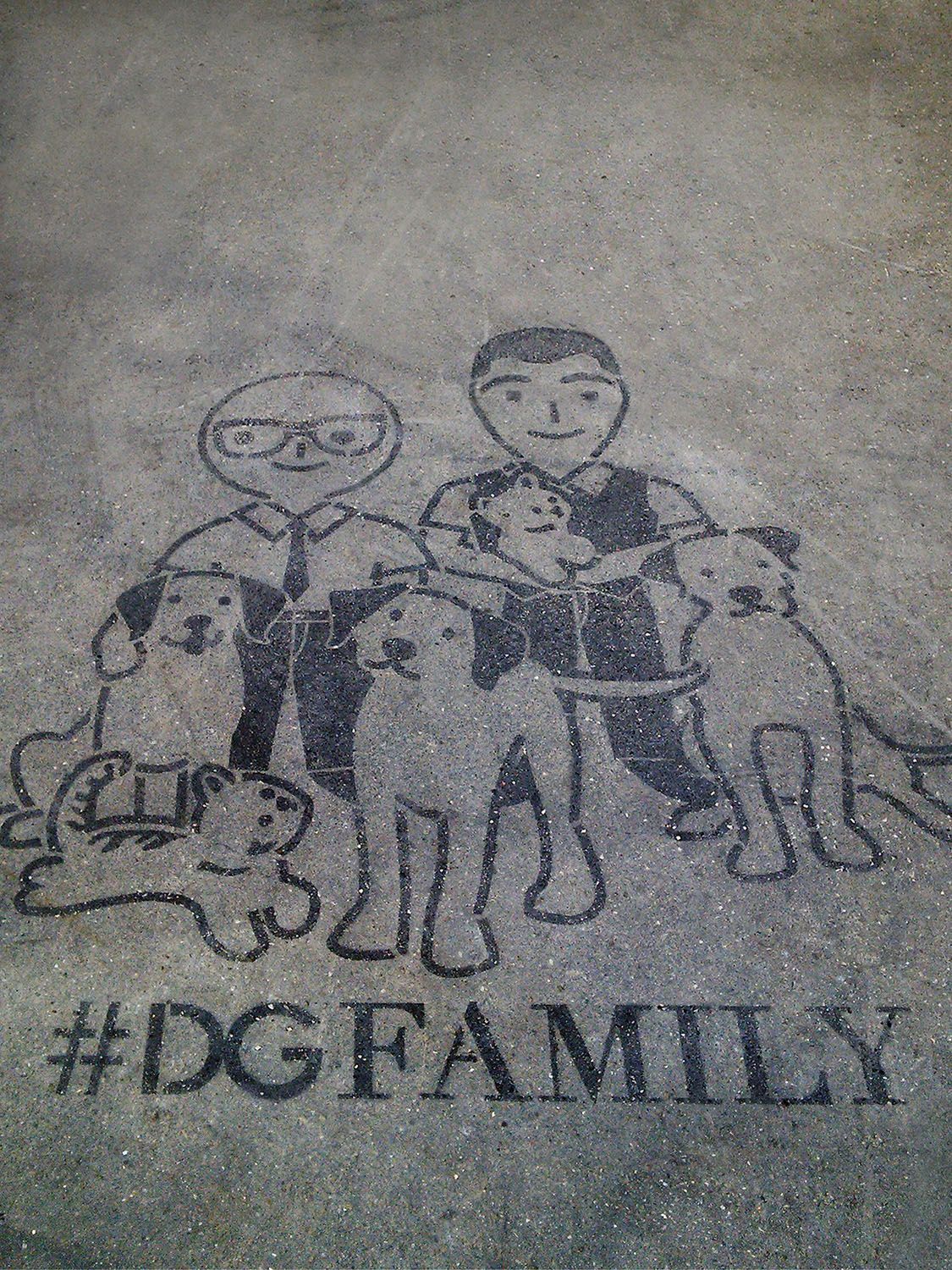 Graffiti #DGfamily fotografato a Parigi