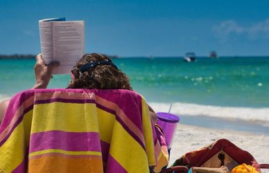 I libri da leggere in vacanza: i migliori romanzi, racconti e saggi da mettere in valigia