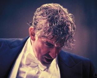Bradley Cooper e il suo Maestro, su Netflix: la vita tormentatissima di Leonard Bernstein