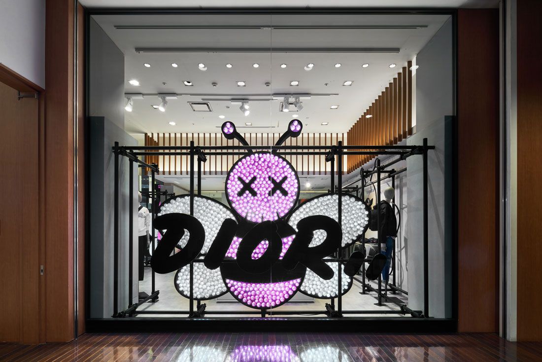 Dior Men Prefall 2019 by Kim Jones. L'ape simbolo di Dior e molto utilizzato da Kim Jones nella vetrina del pop up store nei grandi magazzini Isetan a Tokyo. Ph Daicy Ano.