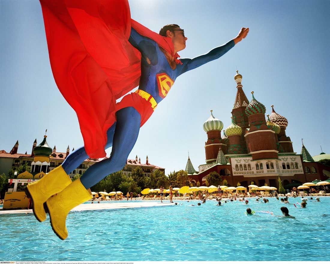 Un animatore travestito da Superman nel World of Wonders di Antalya, in Turchia. Sullo sfondo s'intravede una copia della cattedrale moscovita di Sam Basilio, simbolo della Piazza Rossa (© Reiner Riedler).