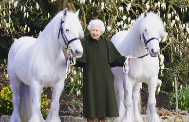 La regina Elisabetta II compie 96 anni: la nuova foto per il compleanno della Sovrana diventata icona