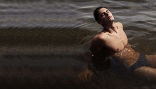 Creme antiage uomo estate: un tuffo nell’acqua