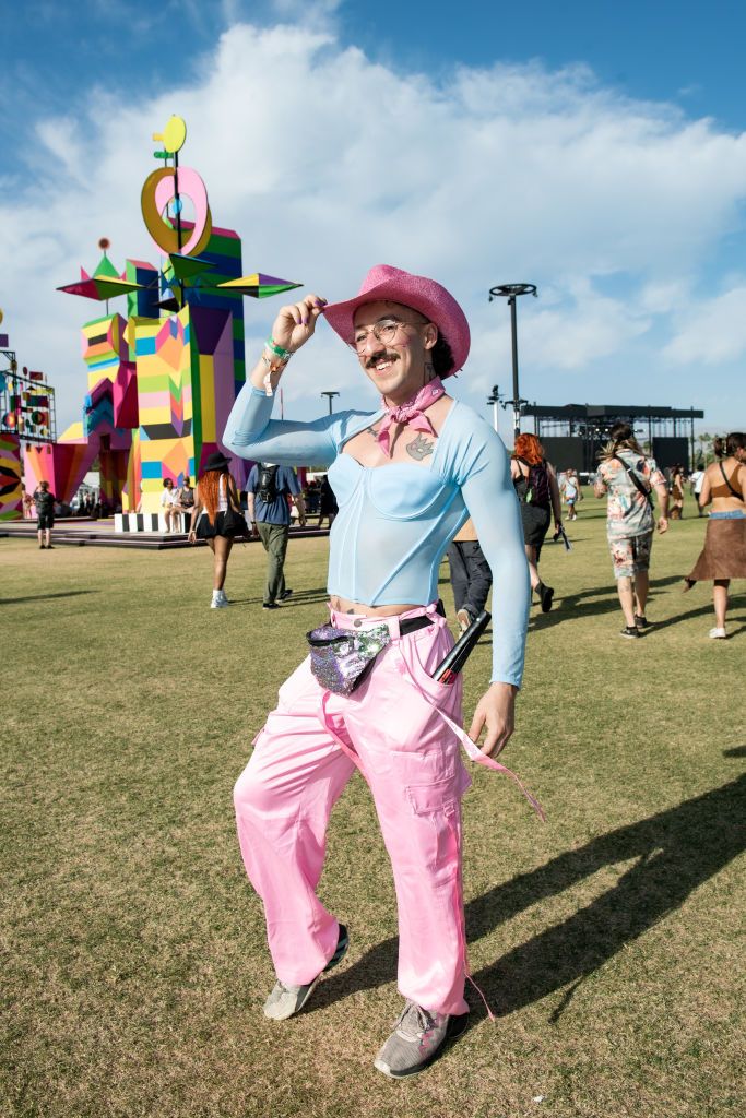 INDIO, CALIFORNIA - APRIL 19: (FOR EDITORIAL USE ONLY) A festival goer attends the 2024 Coachella Valley Music and Arts Festival at Empire Polo Club on April 19, 2024 in Indio, California. (Photo by Timothy Norris/Getty Images for Coachella) I look di Coachella 2024, su e giù dal palco - immagine 10