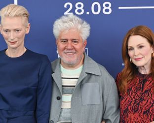 Almodovar a Venezia 2024 con “The Room Netx Door”: Il mio film sulla morte è pieno di vita