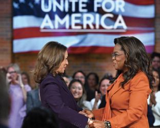 Il “finto” comizio tv all stars di Kamala Harris: con Oprah Winfrey, Julia Roberts e Meryl Streep