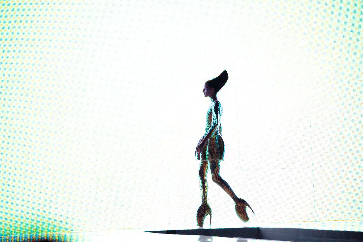 Alexander McQueen, collezione Plato's Atlantis del 2009. La modella Polina Kasina indossa l'abito Jellyfish e le scarpe Armadillo
