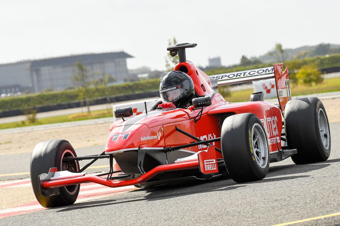 A tutta velocità: la prova in pista di una Formula 3000 - immagine 1