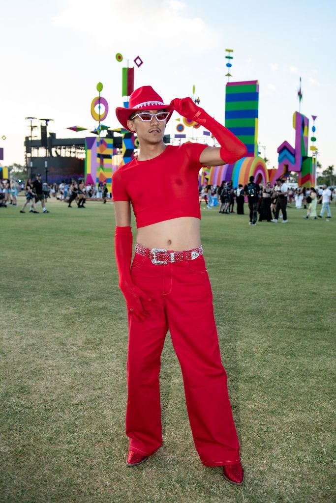 INDIO, CALIFORNIA - APRIL 19: (FOR EDITORIAL USE ONLY) A festival goer attends the 2024 Coachella Valley Music and Arts Festival at Empire Polo Club on April 19, 2024 in Indio, California. (Photo by Timothy Norris/Getty Images for Coachella) I look di Coachella 2024, su e giù dal palco - immagine 11