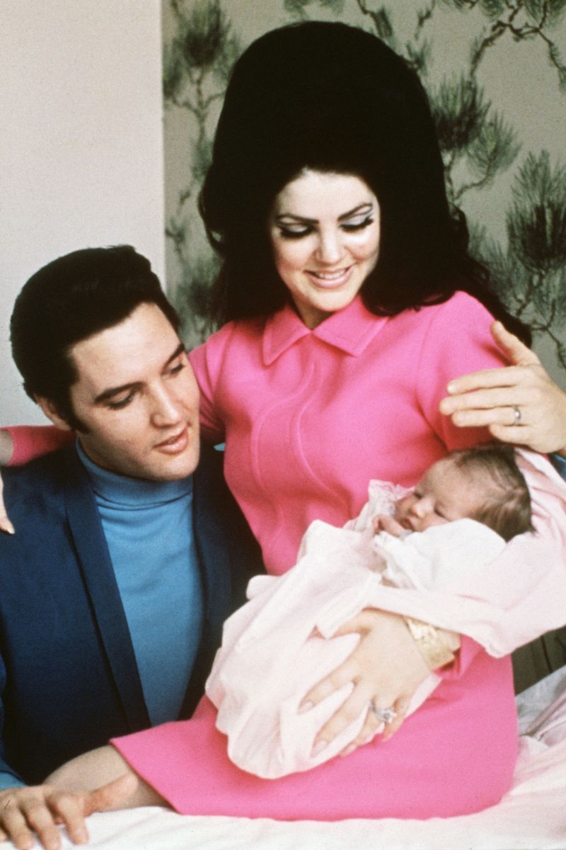Elvis Presley con la moglie Priscilla e con la figlia Lisa Marie, il 5 febbraio 1968 a Memphis. Credit: Getty