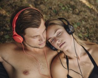 Canzoni per rilassarsi: la musica che ti fa stare bene e quella che ti aiuta a studiare