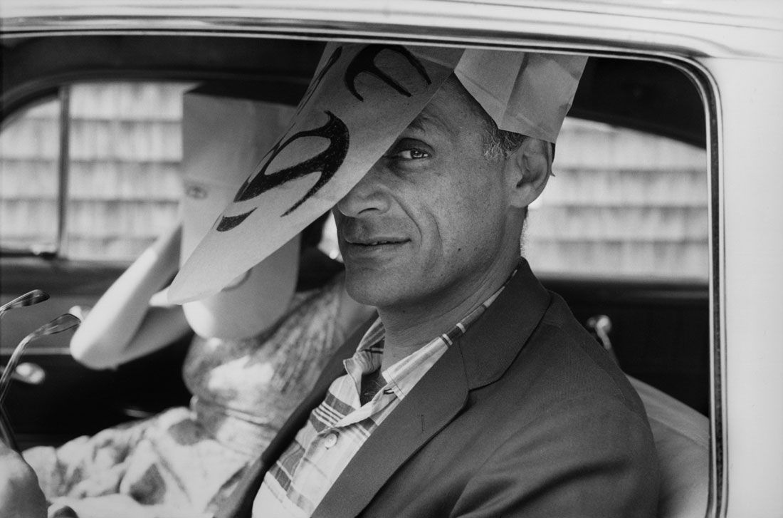 Arthur Miller, 1962: uno scatto del progetto Mask Series with Saul Steinberg di Inge Morath. (Mask by Saul Steinberg © The Saul Steinberg Foundation / AR. Magnum Photos
