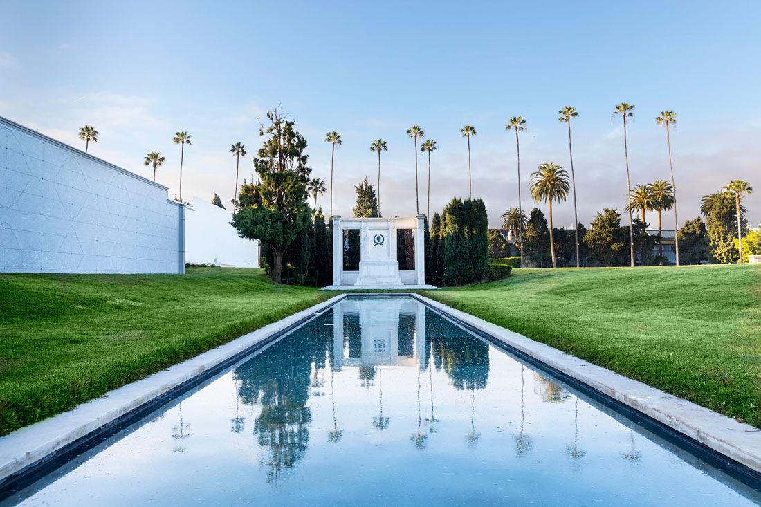La grande piscina dell'Hollywood Forever Cemetery. Hollywood Photo-by-David-Young-Wolff Courtesy of Gucci
