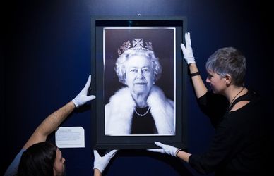 La monarchia britannica in foto: 200 anni di storia in mostra a Londra