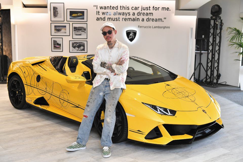 Dr. Woo posa con la Lamborghini Huracan Evo Spyder