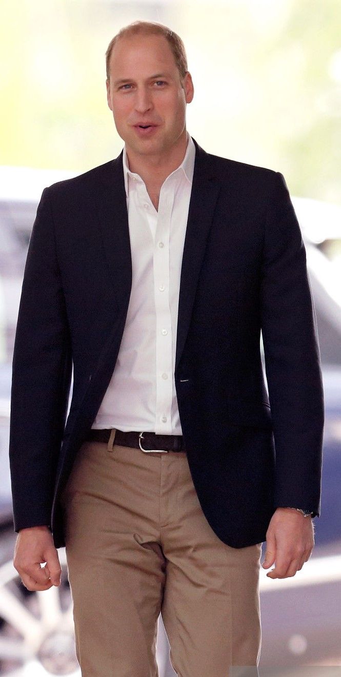 principe william pantaloni uomo primavera estate 2020 pantaloni uomo nuovi modelli chinos uomo primavera brad Pitt principe william
