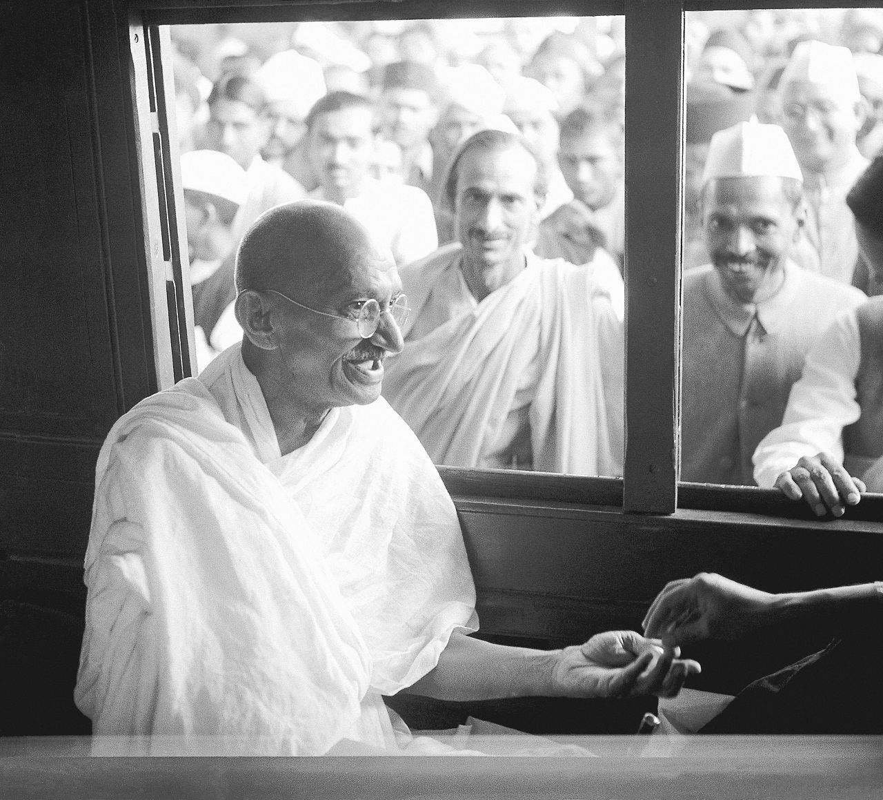 Gandhi moriva 75 anni fa: le sue frasi indimenticabili, per ricordarlo - immagine 2