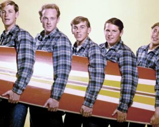 La vita non è una tavola da surf: il docu sulla parabola rock dei Beach Boys non fa sconti. Recensione