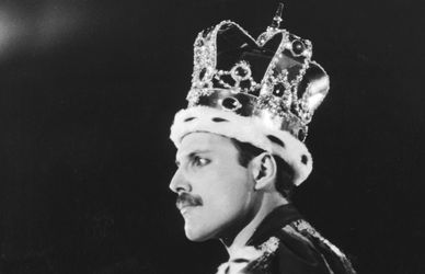 La corona di Freddie Mercury in vendita al miglior offerente: l’ex fidanzata mette all’asta 1500 suoi tesori
