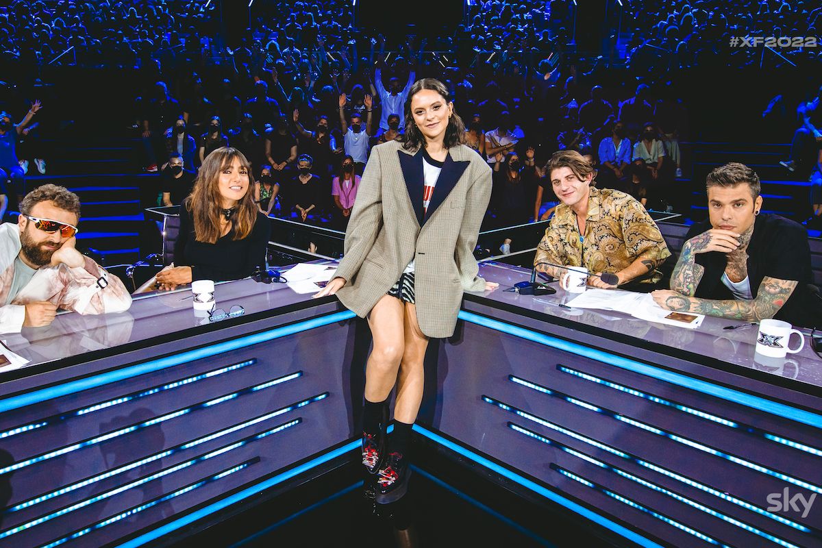 I giudici di X Factor 2022 (da sinistra: Dargen D'Amico, Ambra Angiolini, Rkomi e Fedez) con la conduttrice Francesca Michielin. Credit: Virginia Bettoja