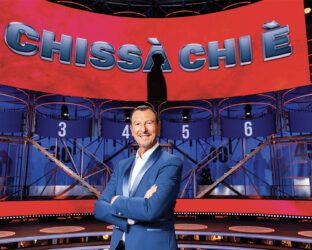 E venne il giorno del doppio esordio di Amadeus su NOVE: tutto sul game show “Chissà chi è”