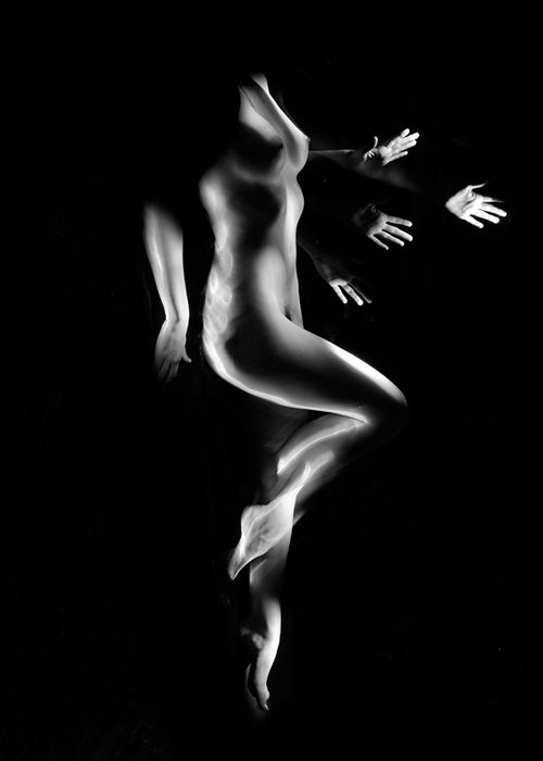 Monochrome Awards: corpi ritratti in bianco e nero - immagine 29
