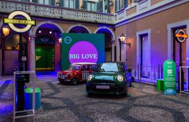 Le Mini sulla città: una grande vetrina milanese per i 65 anni del brand auto Brit