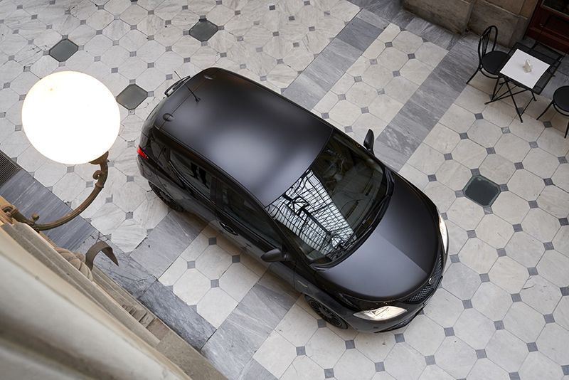 Nuova Lancia Ypsilon Black and Noir. Abito da sera per l&#8217;auto (piccola) più amata- immagine 3