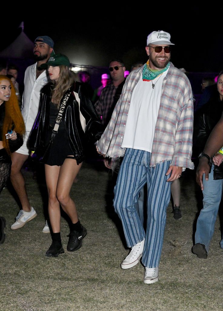 Taylor Swift and Travis Kelce at Neon Carnival held during the Coachella Music and Arts Festival on April 13, 2024 in Thermal, California. (Photo by Gilbert Flores/WWD via Getty Images) I look di Coachella 2024, su e giù dal palco - immagine 8