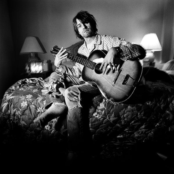 Kurt Cobain fotografato da Charles Peterson. La foto è nella mostra Come as you are
