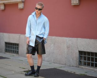 Tutti pazzi per i pantaloncini (neri) da uomo: tra praticità e sexiness