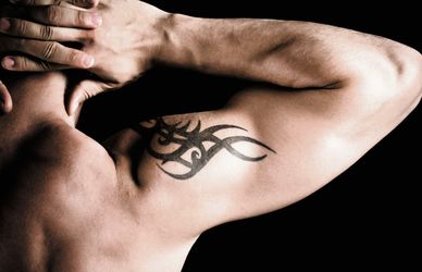 Tatuaggi: i più «gettonati» sulle braccia, tra scritte, tribali, animali…