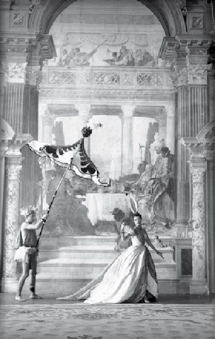 Madame Reginald Fellowscon l'abito America del XVIII secolo realizzato da Cristian Dior per il ballo organizzato da Charles de Bestegui nel 1951 a Palazzo Labia a Venezia.