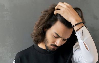 Addio capelli sfibrati con l’acido ialuronico (e non solo)