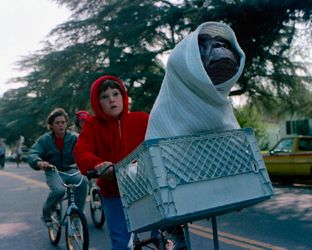 Stasera in tv c’è ‘E.T. l’extra-terrestre’ di Spielberg: ecco come è diventato il protagonista