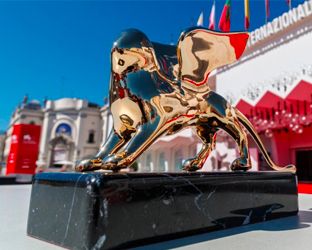 Festival di Venezia 2023: come vedere in diretta tv e streaming la premiazione e chi sono i favoriti