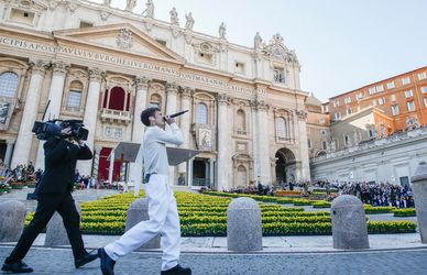 Blanco: le foto e i video del trionfo in Vaticano (dopo l’incidente al concerto)