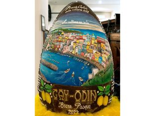 L’uovo di Pasqua gigante Gay-Odin celebra Procida, capitale della cultura 2022