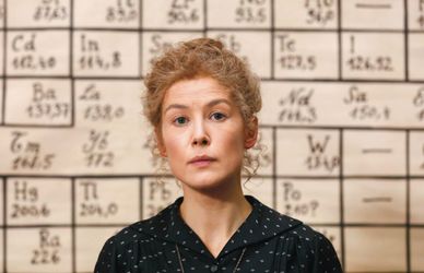 Stasera in tv la vita di Marie Curie in un film senza censure: protagonista un’attrice da Oscar