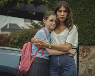 Tutto su ‘Who is Erin Carter?’, nuova serie Netflix più vista negli USA: alta tensione, ritmo incalzante ma…