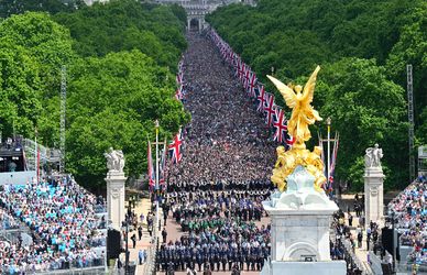 Elisabetta II di nuovo a Buckingham Palace, folle infinite, battaglioni: il Giubileo di Platino parte dal Trooping The Colour
