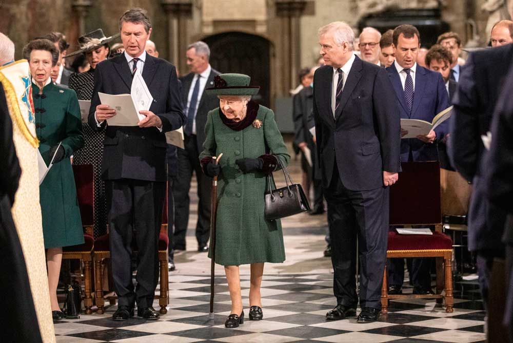 La Regina alla commemorazione di Filippo con il Principe Andrea: lei l&#8217;ha perdonato e a Londra è polemica - immagine 18
