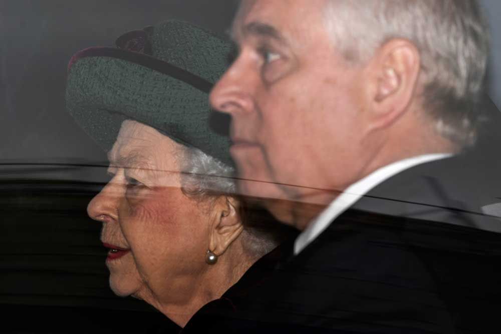 La Regina alla commemorazione di Filippo con il Principe Andrea: lei l&#8217;ha perdonato e a Londra è polemica - immagine 6