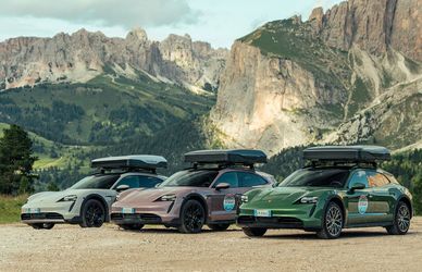 Porsche On Board: sulle Dolomiti con Taycan, ebike e tenda
