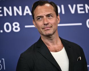 Jude Law conquista Venezia con “The Order”: Quel terrorismo di ieri da cui nascono le paure di oggi