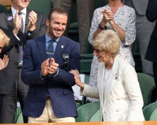 Come abbinare giacca blu e pantaloni beige? David Beckham docet a Wimbledon