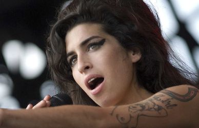Amy Winehouse, la diva del soul oggi avrebbe compiuto 40 anni: le sue frasi indimenticabili