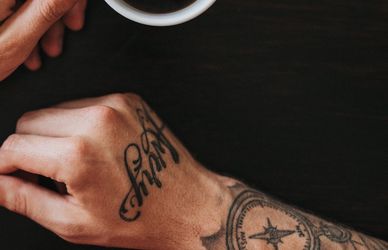 Tatuaggi mani: molto in voga ma complicati. Ecco perché