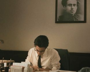 Elio Germano è Enrico Berlinguer in “Berlinguer. La grande ambizione”: la prima foto