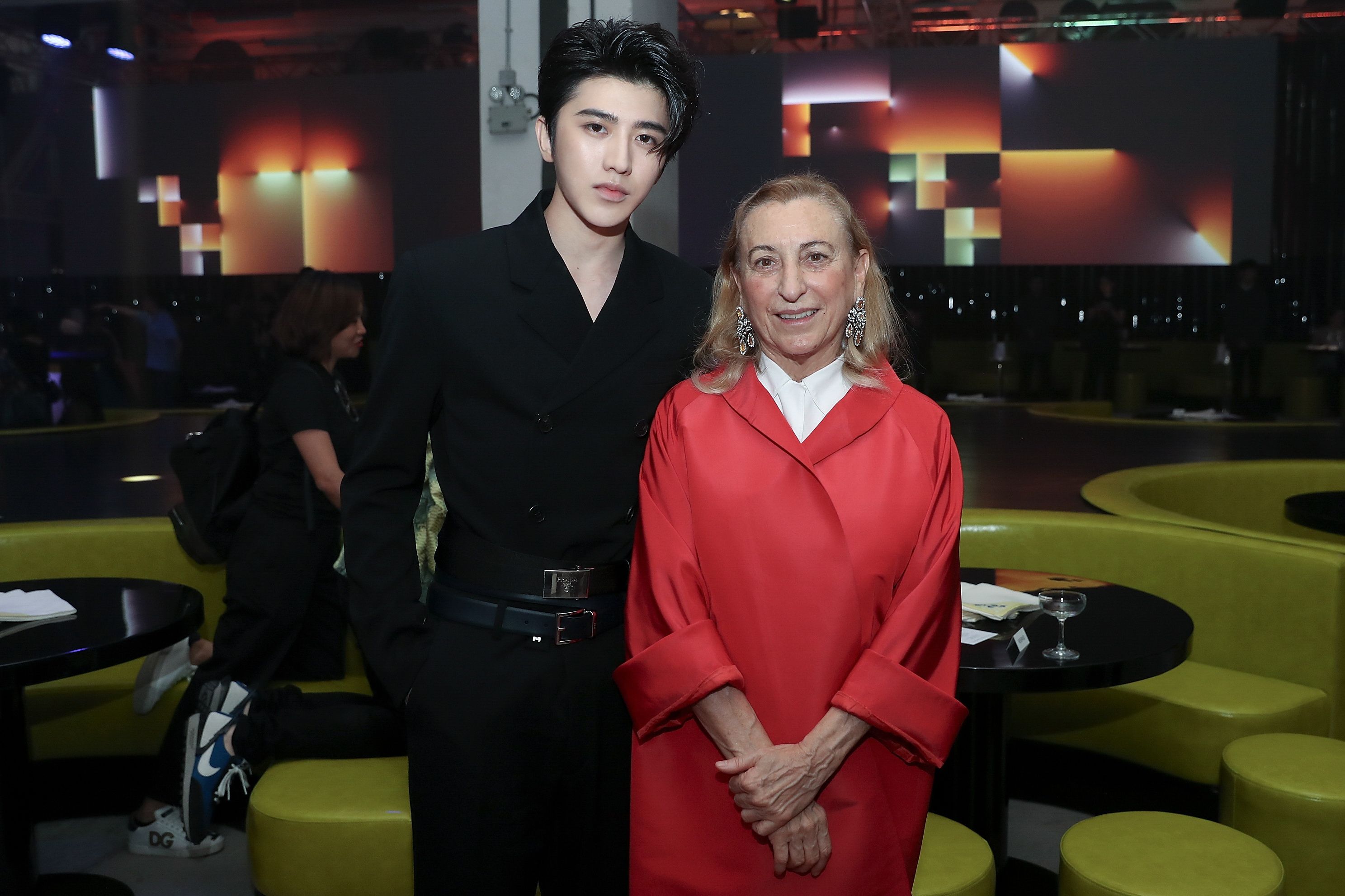 Miuccia Prada con la mega star della canzone cinese Cai Xukun dell'atto Kun alla fine della sfilata per la collezione Prada Uomo SS 2020